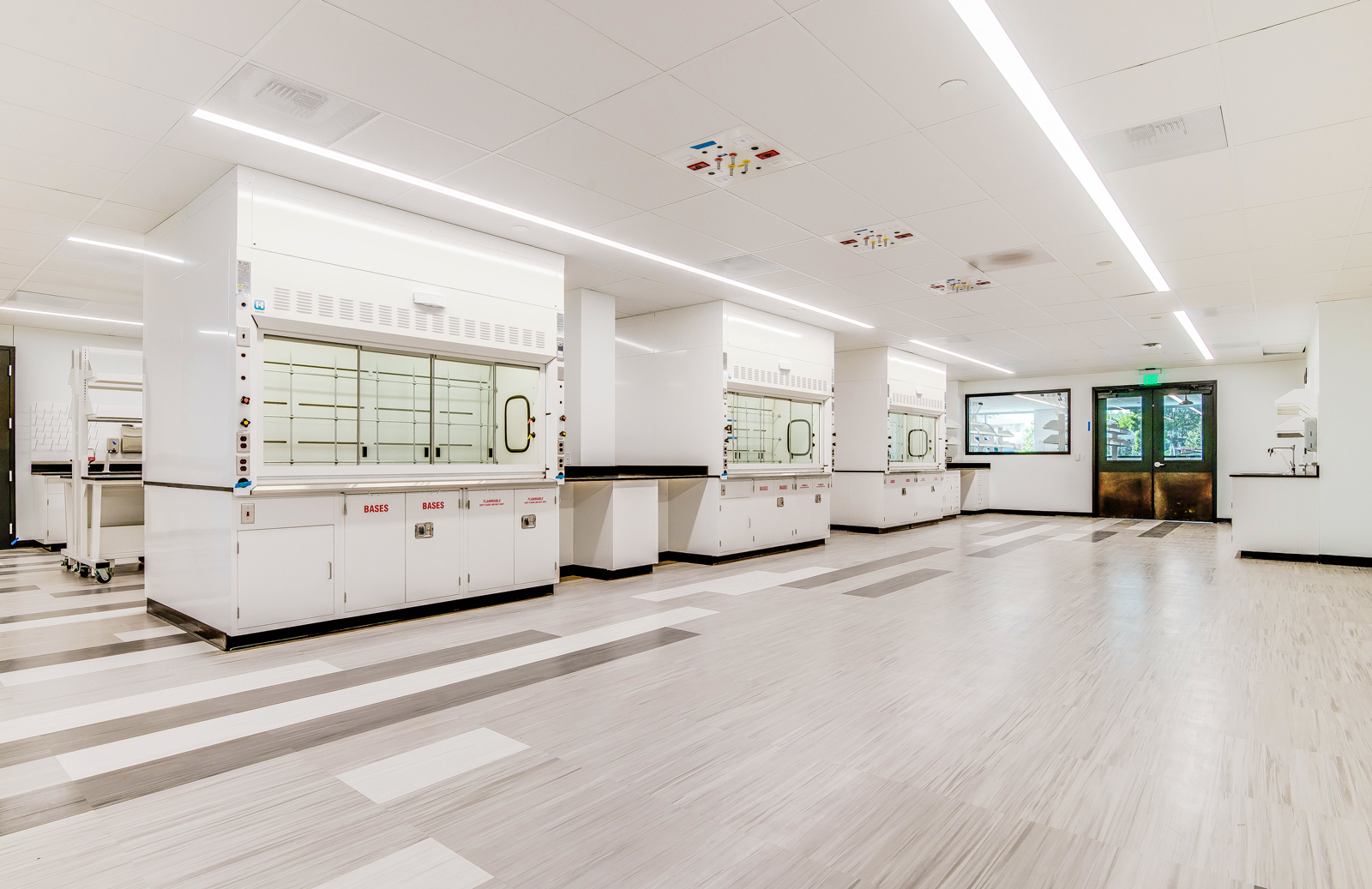 la jolla pharmaceutical company lab stations