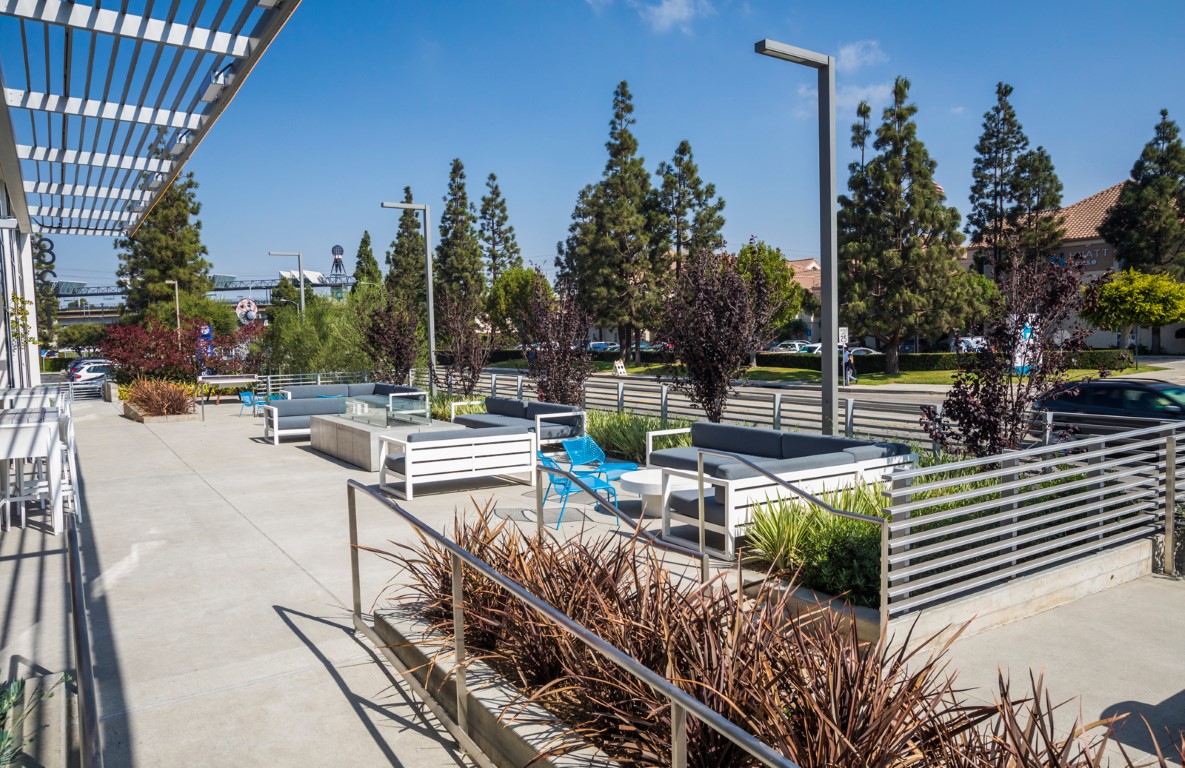 ten el segundo outside seating area