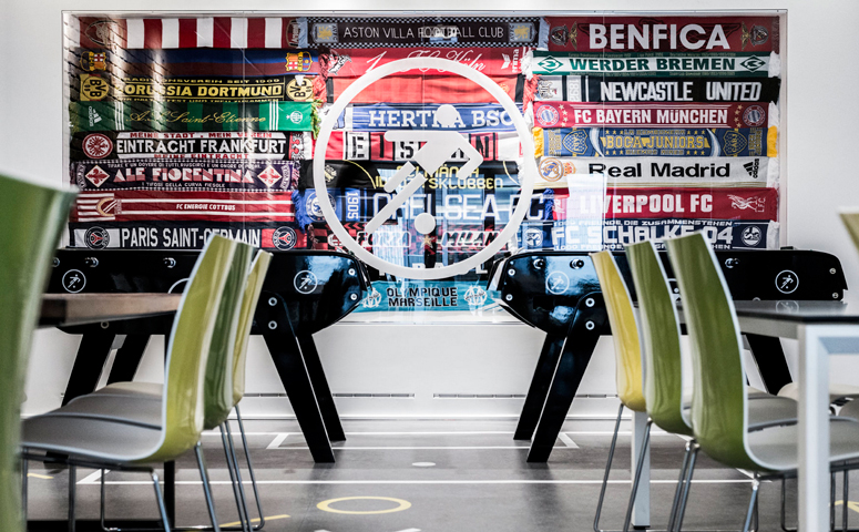 onefootball-berlin-headquarters-breakroom-kitchen-tables